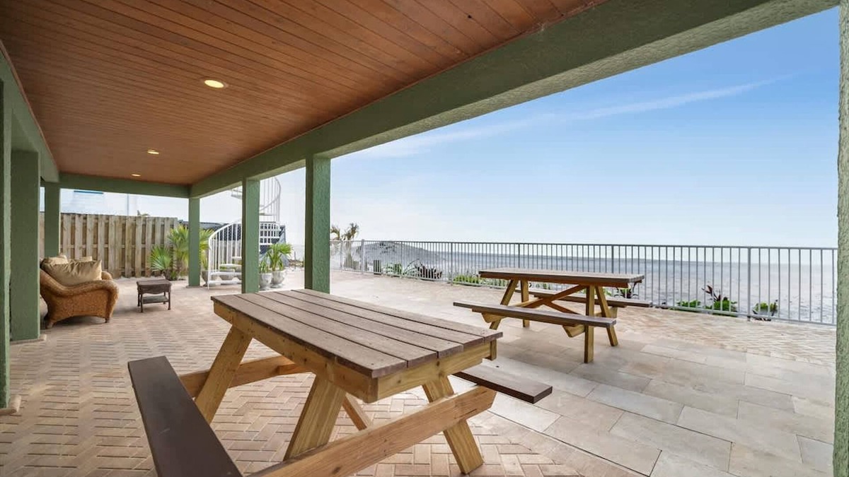 Independence Square Apartment | Stones Throw Beachfront Family Suite 3 Views