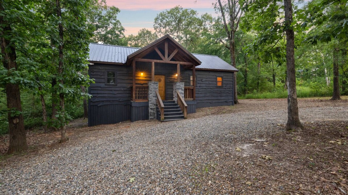 Broken Bow Cabin | Stonewall Cabin · Lovers' Paradise: Intimate Cabin with Soak-In Tub