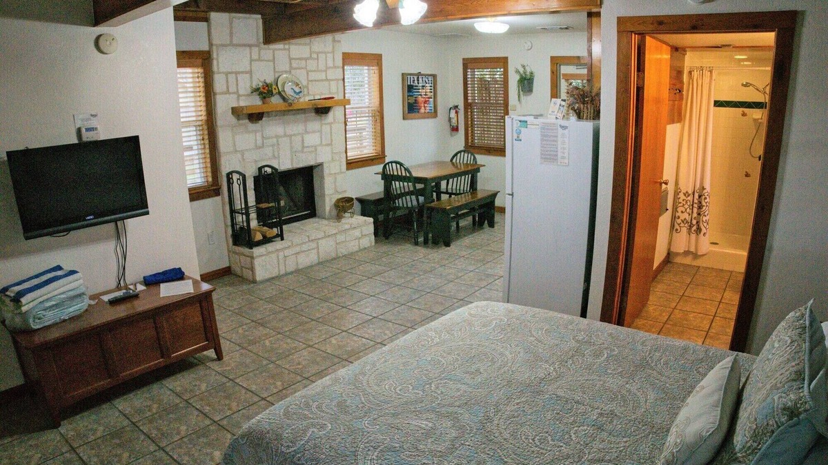 Gruene Hotel | Stonewall @ Gruene Cottages (Downstairs room w/Kitchen)