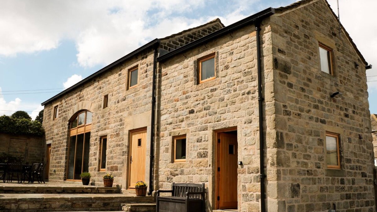 Midhopestones Cottage | STONEYCROFT BARN, family friendly, with a garden in Midhopestones