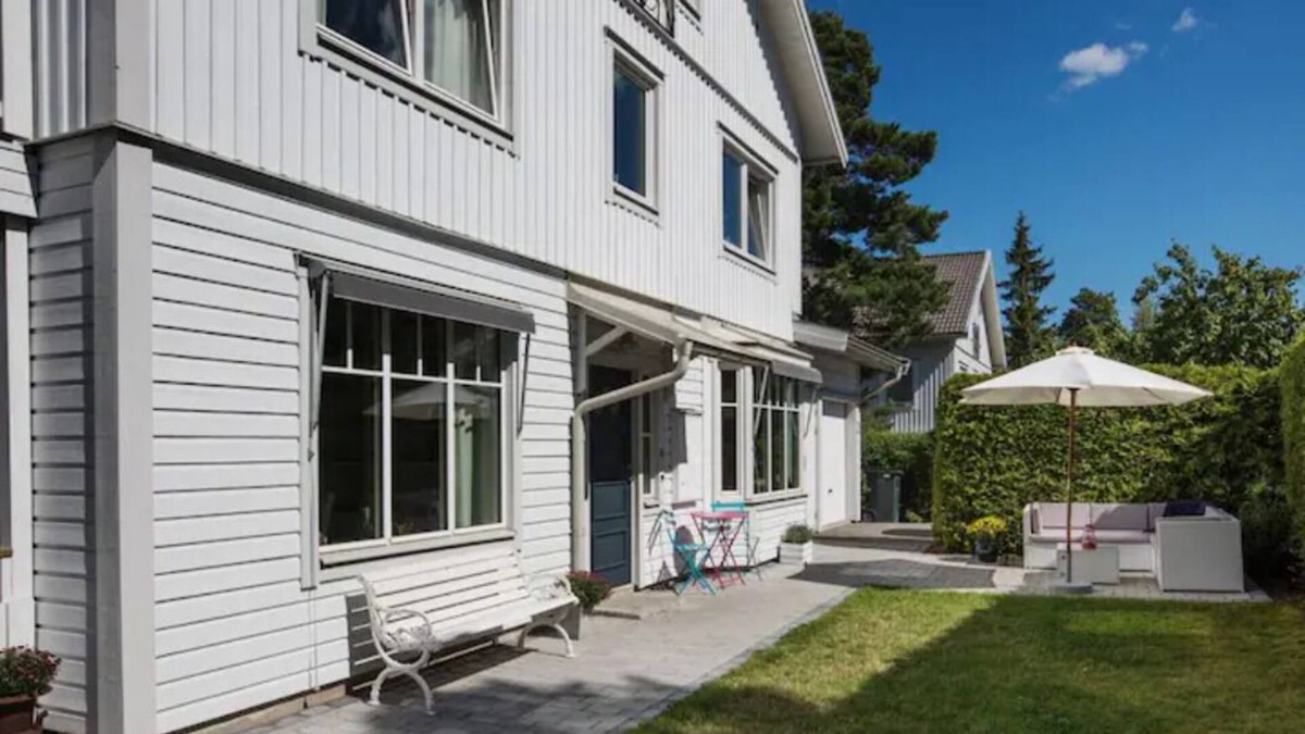 Saltsjobaden House | Stor Villa med Egen Trädgård i Naturresarvat Utanför Stockholm