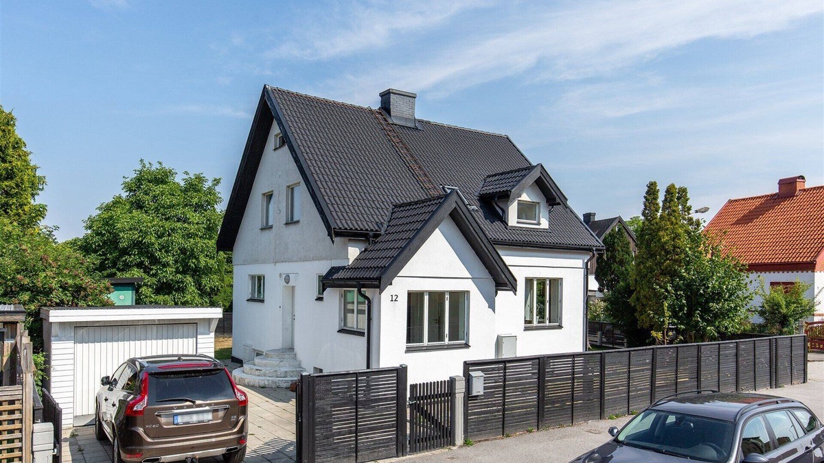 Hindby Villa | Stort hus i Lugnt Område med Stor Trädgård