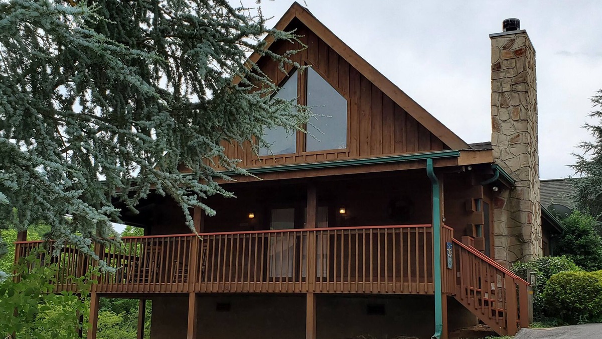 Sevierville Cabin | Story Brook: Easy Access Winter Roads! Close to Dollywood, State Park, and more!
