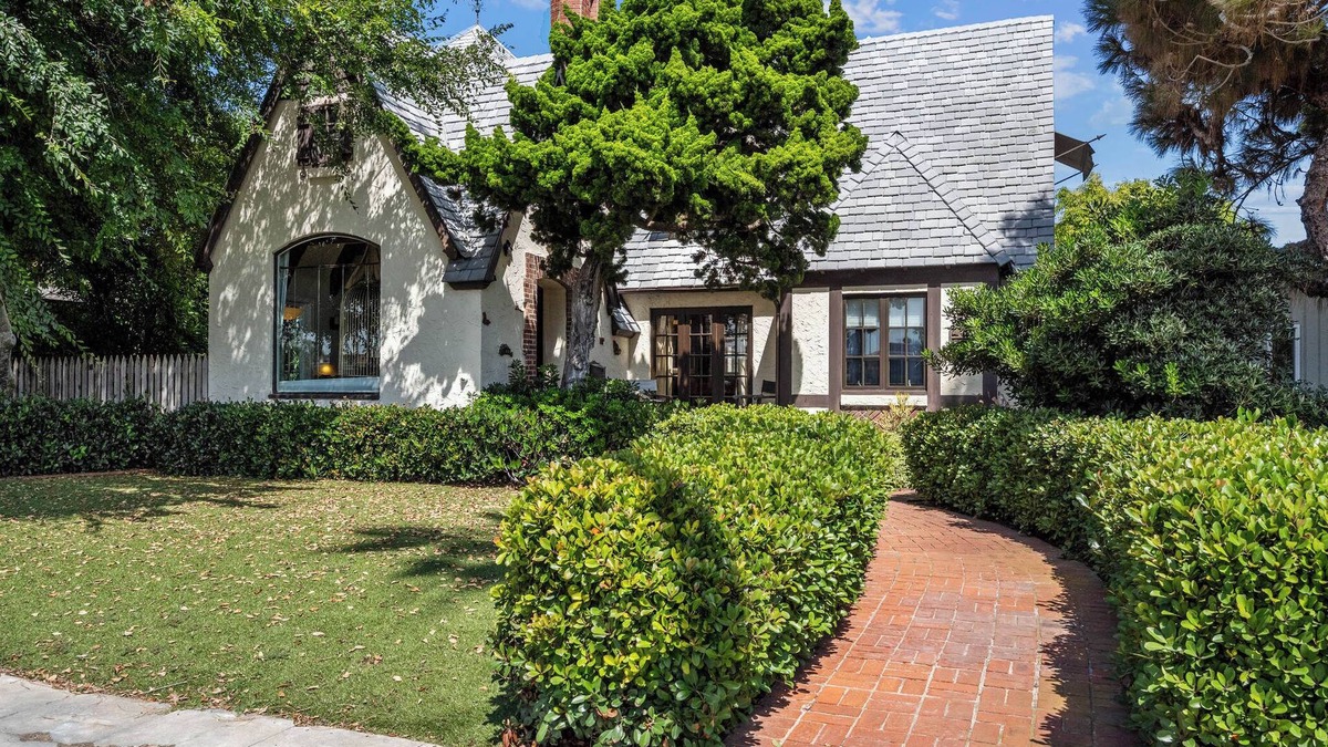 Crown Point House | Storybook Beach House 2 blocks from the Beach or Mission Bay with Pool & Hot tub