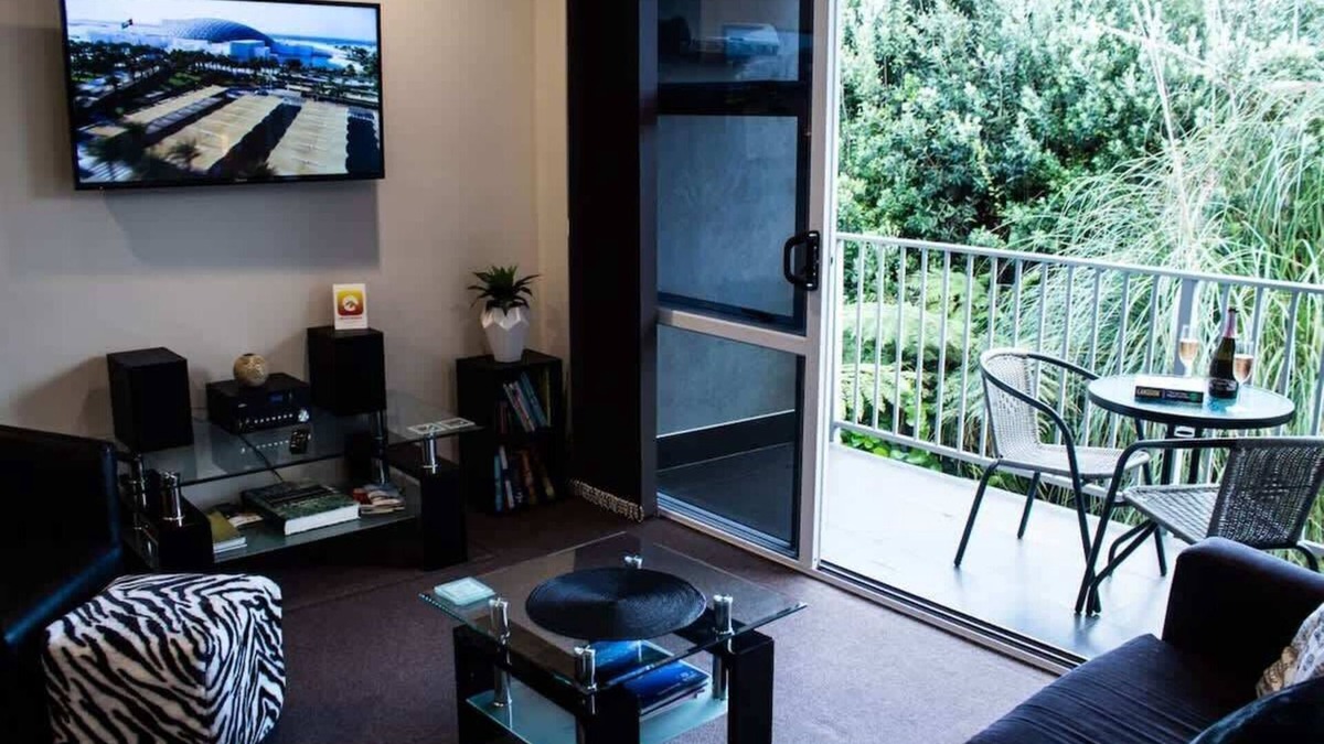 Rewa Apartment | Strandon Loft - No 7 in New Plymouth