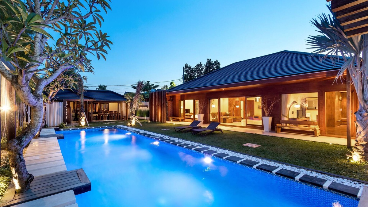 Sunset Road House | Strategic and Classic 3BR Family Villa at Seminyak