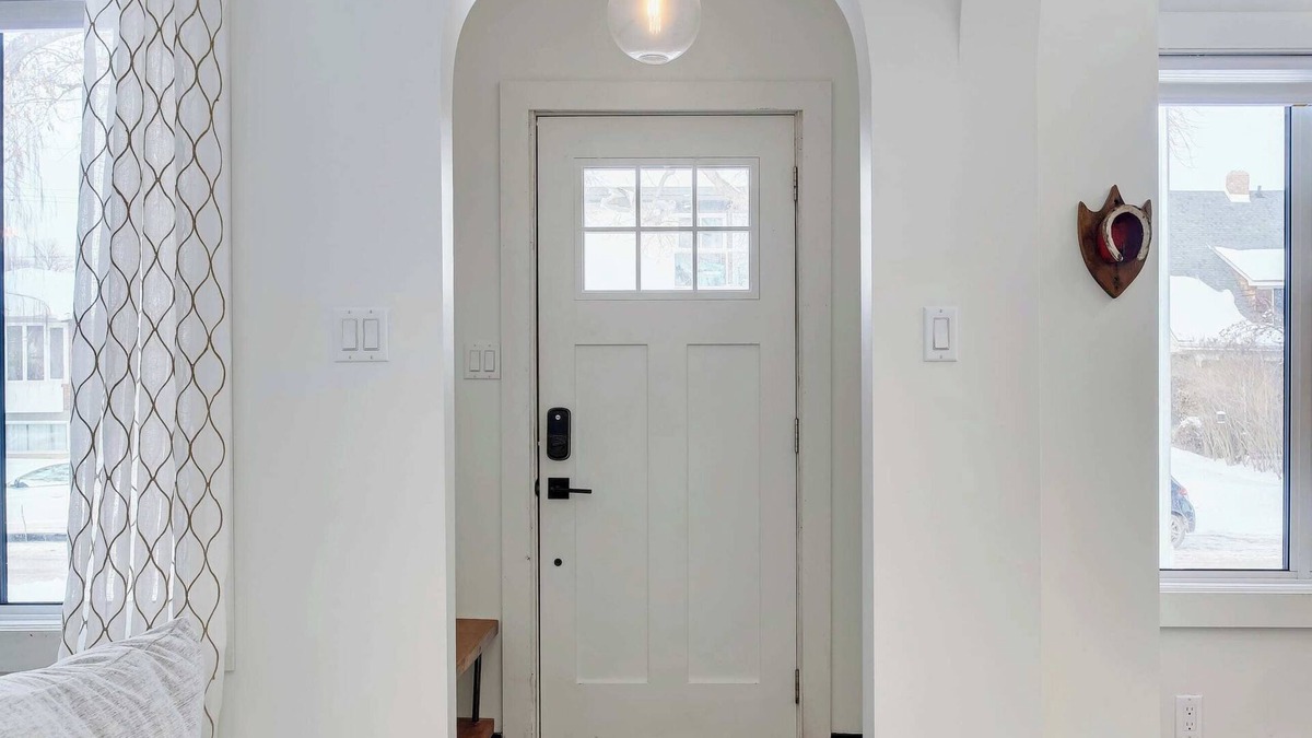 Edmonton House | Strathcona. Sleeps 6. Steps from Whyte Ave.