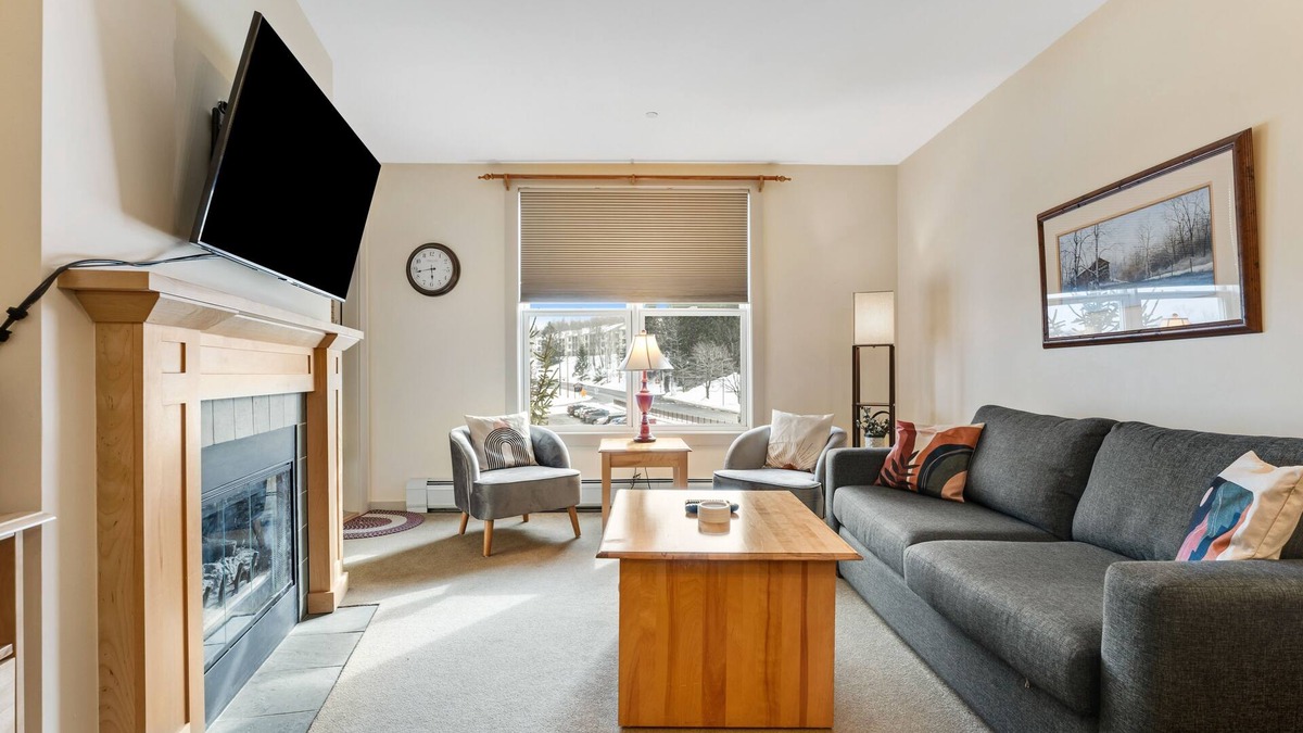 Stratton Mountain House | Stratton Mountain Condo with Shared Pool, Hot Tubs, and Sauna - Walk to Lifts