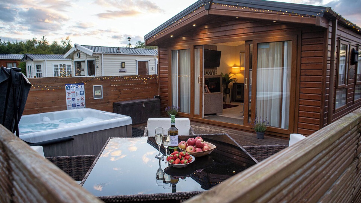 Felton Cabin | STRAWBERRY FIELDS Luxury Lodge with indulgent private Hot-Tub. Pet - Friendly!