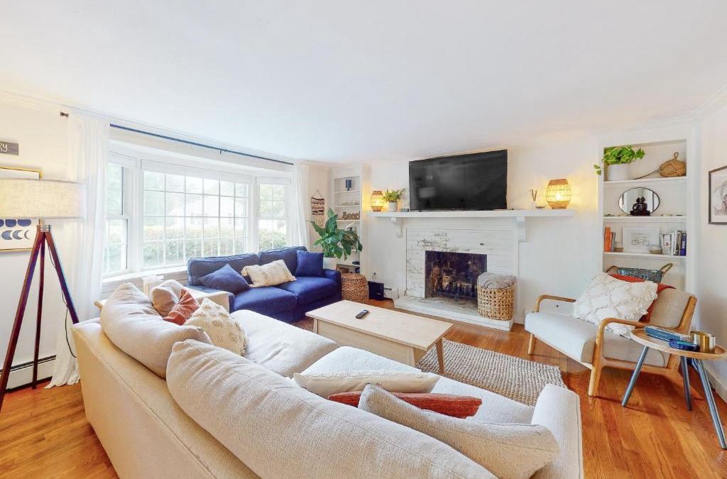 Hyannis House | Strawberry Hill Haven
