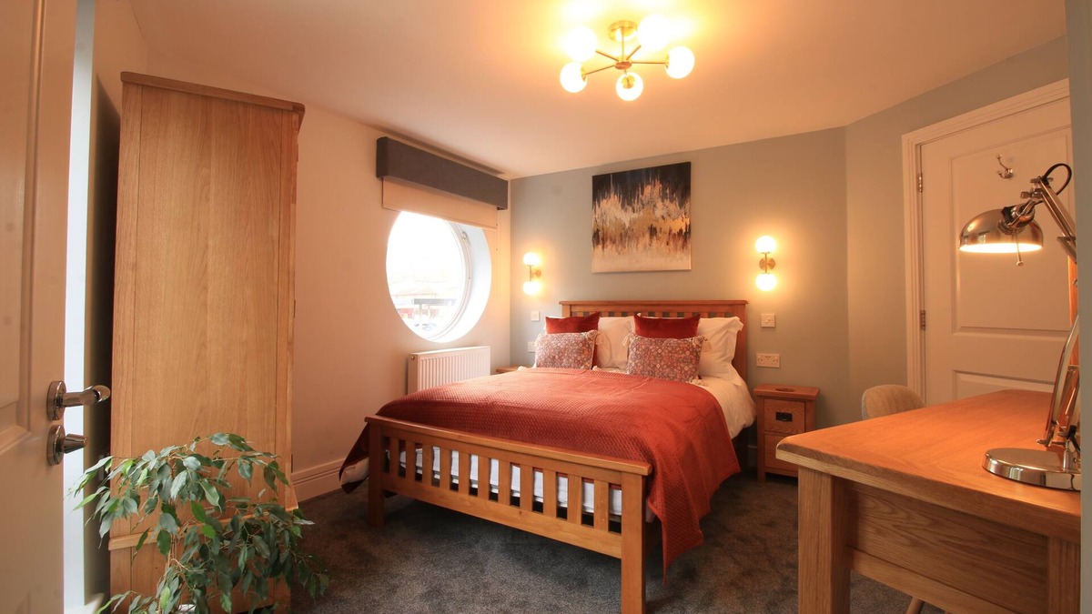 Yeovil Apartment | Stream view Apartment - Town centre with Parking