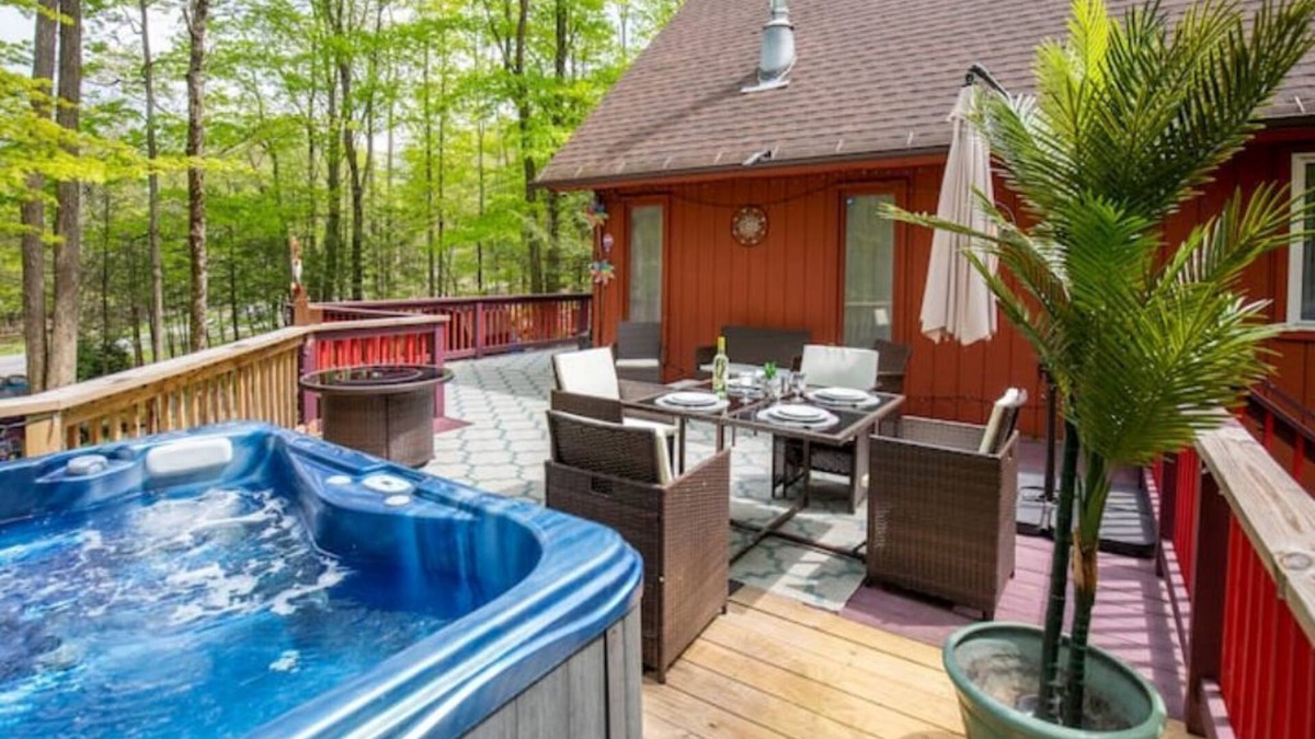 Hamlin Ski Chalet | Streamside Chalet with Hot Tub 🔥Pivate Playground-Family Friendly by pool/lake