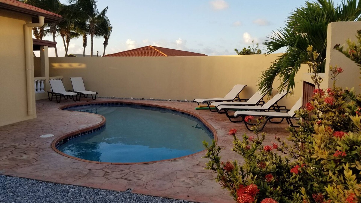 Noord Villa | Stress Free relaxing private villa with pool, 5 min to Beach, dining