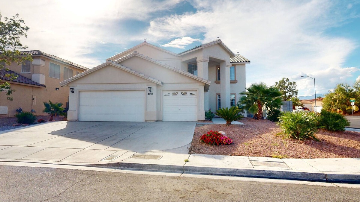 Spring Valley House | Strip view is master back yard hottub,BBQ 8 minutes to strip