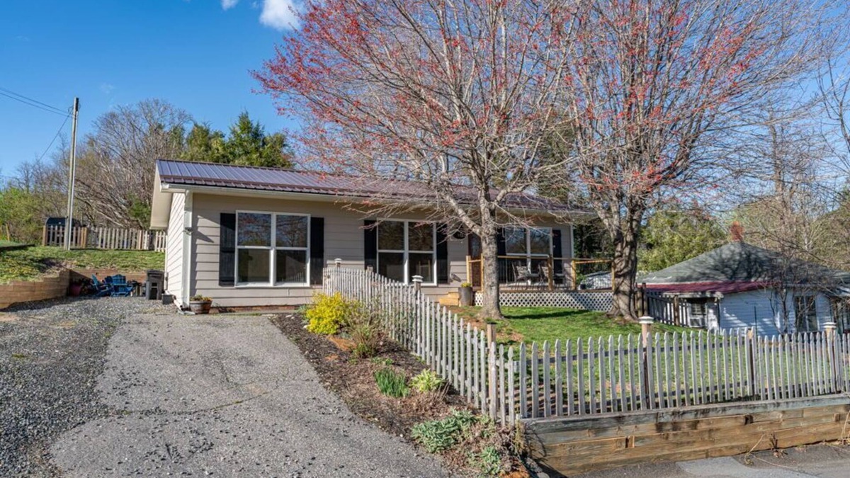 West Jefferson House | Stroll to Park, Shops, Restaurants in Downtown WJ!