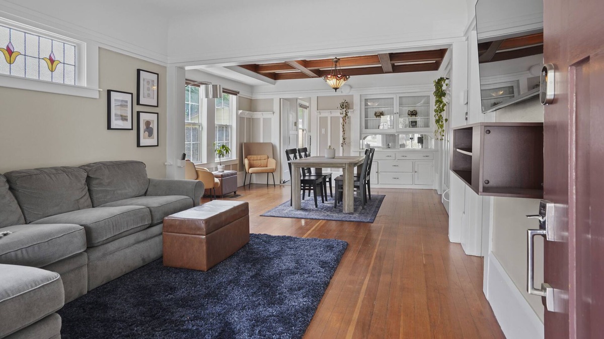 Central Sacramento Cottage | ☞ 🐔 Stroll to Town | Large Yard with Chickens + Eggs!
