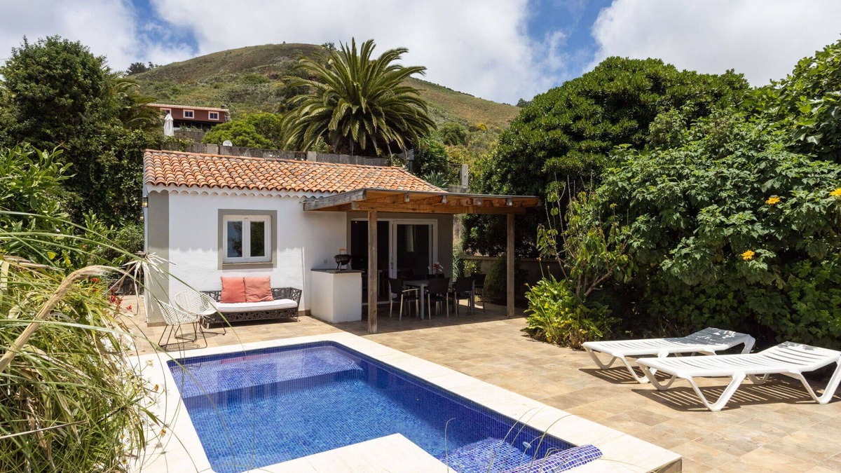 El Rosario Villa | Stunning private villa for 3 people with WIFI, private pool, TV, patio, panoramic view and parking