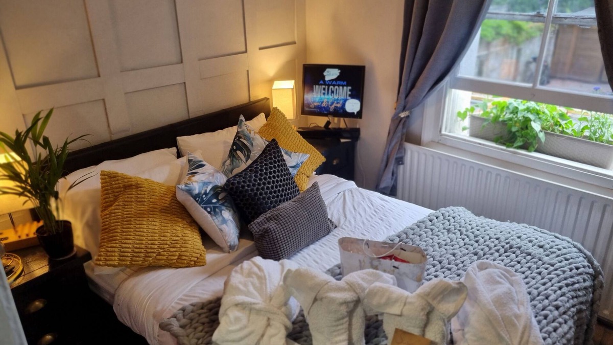 Fulwell and Hampton Hill Apartment | Studio @ 113b - A Home Away From Home
