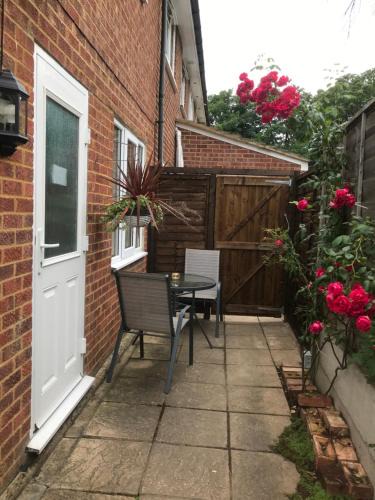 Staines Apartment | Studio-2 Staines,Heathrow, London-own entrance