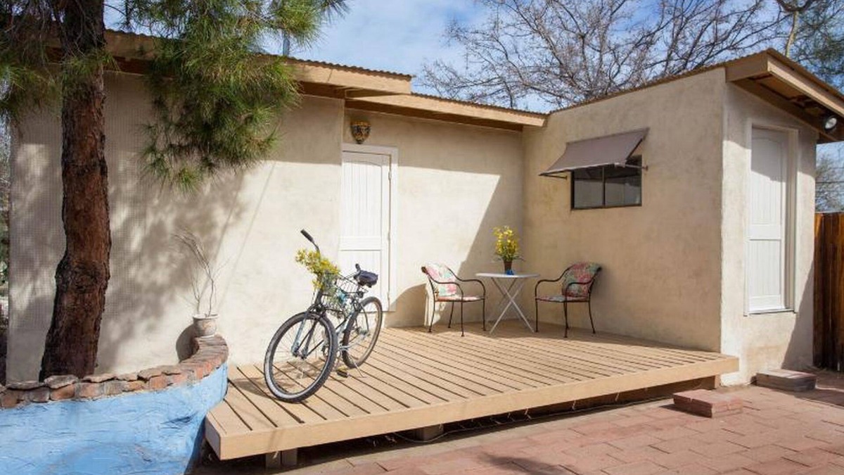 Feldman's Cottage | Studio 5 Blocks To 4th, 7 to UA. Please be sure to read details :)
