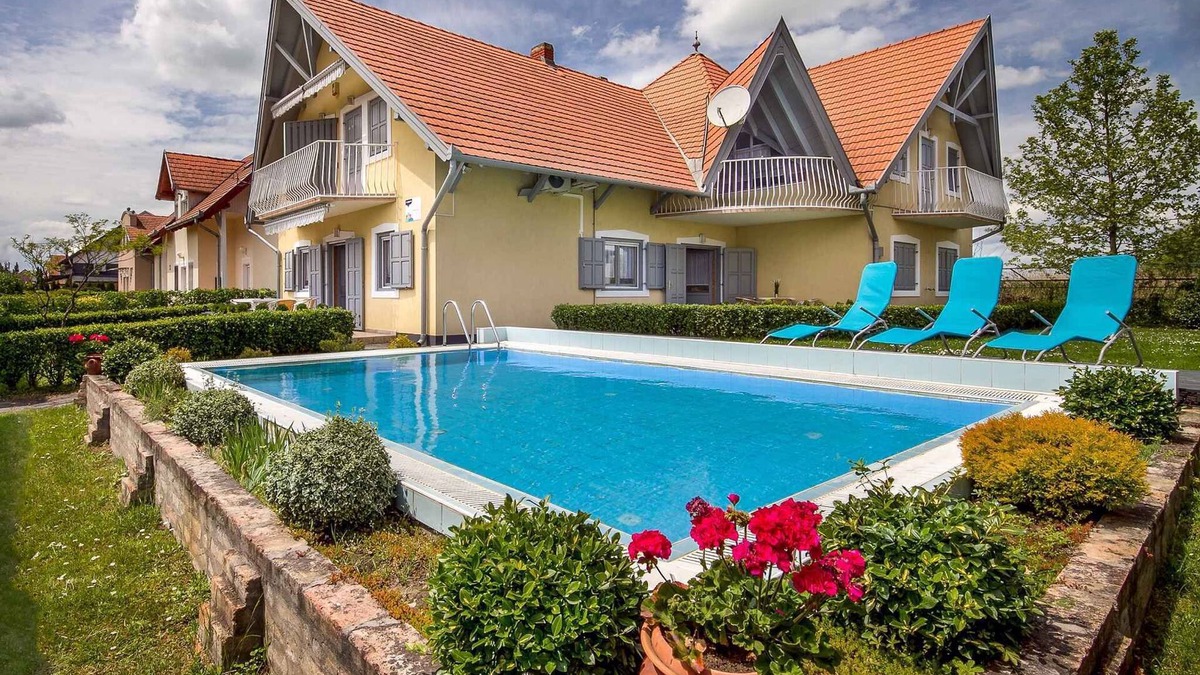 Balatonmariafurdo Apartment | Studio 50 m from the shore of Lake Balaton, with pool