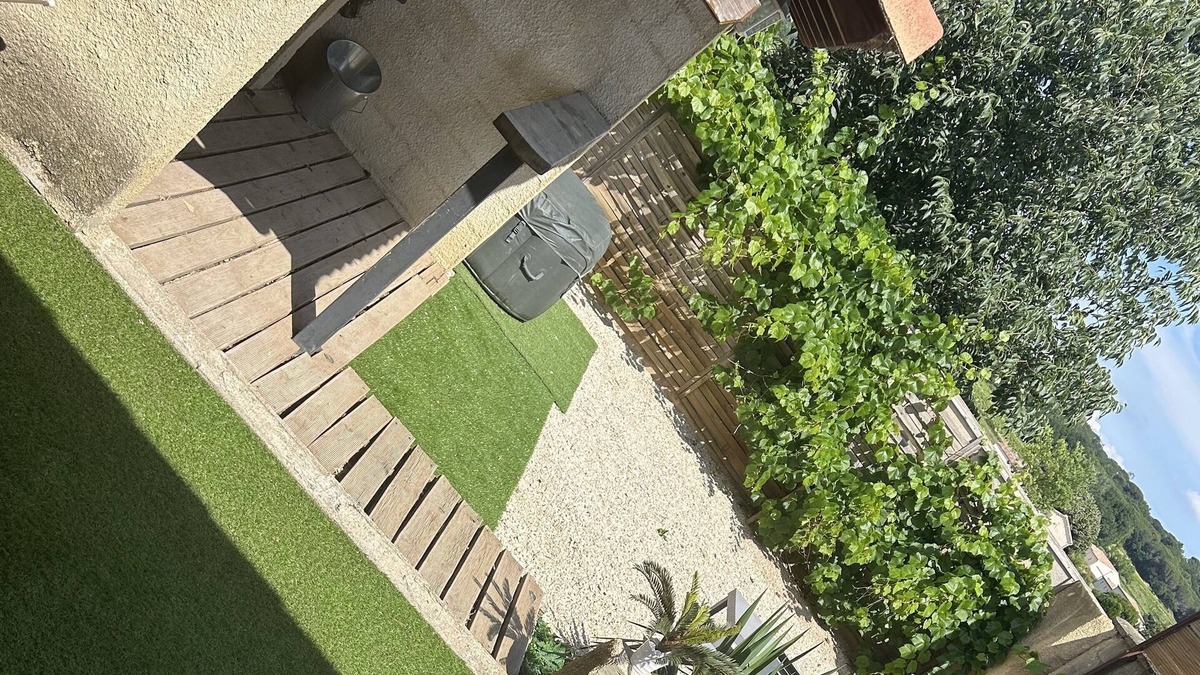 Chusclan Apartment | Studio 55m2