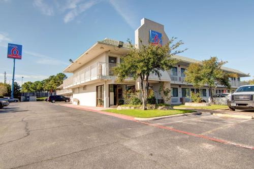 Grand Prairie Hotel | Studio 6-Grand Prairie, TX