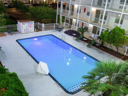 Lackland Terrace Hotel | Studio 6-San Antonio, TX - Lackland AFB