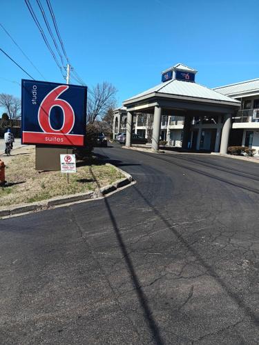 Highland Park Hotel | Studio 6 Suites Louisville KY Airport/Expo Center