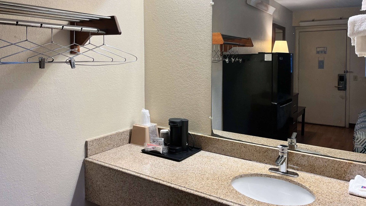Flournoy Hotel | Studio 6 Suites Shreveport, LA – Industrial Loop