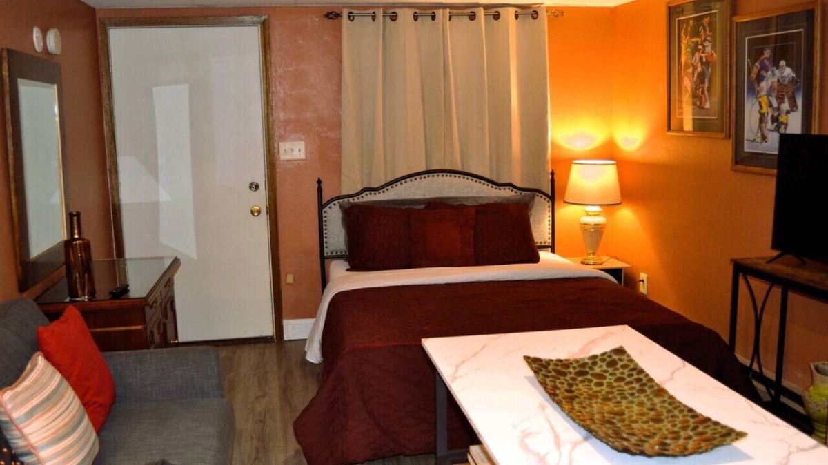 Grand Forks Apartment | Studio 7 : charming Studio Apartment by Riverside Park in Grand Forks, ND