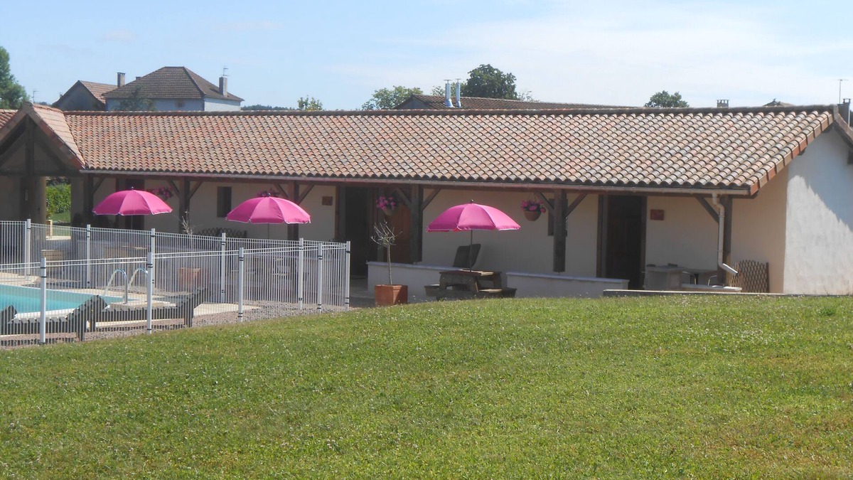 Abjat-sur-Bandiat Apartment | Studio apartment Rose in the Dordogne, with swimming pool & magnificent view