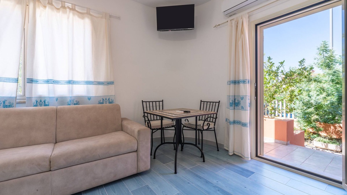 Villa San Pietro Apartment | Studio Apartment 'Villa Erica Appartamento Lesley' with Mountain View, Wi-Fi and Air Conditioning