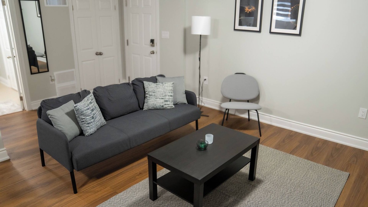 Brampton Apartment | Studio Apartment A | Full Kitchen | Cozy & Modern