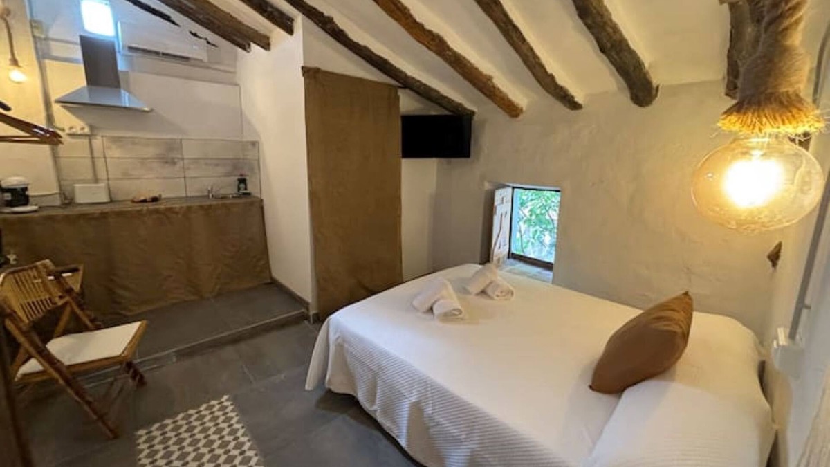 Iznatoraf Apartment | Studio Apartment 'Alojamiento Picual' with Shared Garden, Wi-Fi and Air Conditioning