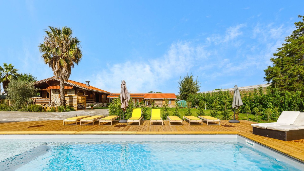 Palmela Apartment | Studio Apartment "Chalé Do Vale - Armani" with Shared Pool, Private Terrace & Wi-Fi