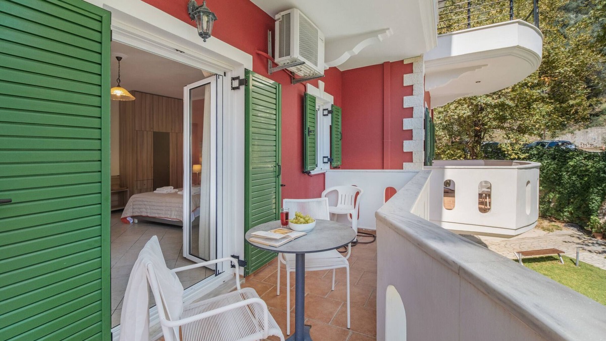 Anthousa Apartment | Studio Apartment 'Deluxe 3 Adults - A' with Shared Terrace, Wi-Fi and Air Conditioning