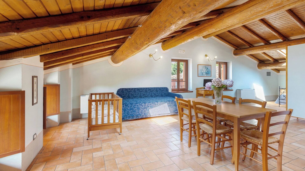 Monzambano Apartment | Studio Apartment 'Fiordaliso' with Shared Garden, Wi-Fi and Air Conditioning