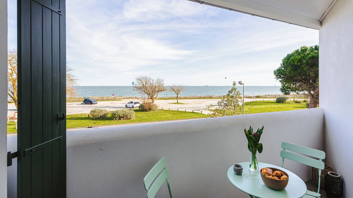 Rivedoux-Plage Apartment | Studio Apartment 'Le Phare, Vue Mer' with Sea View, Private Terrace and Wi-Fi