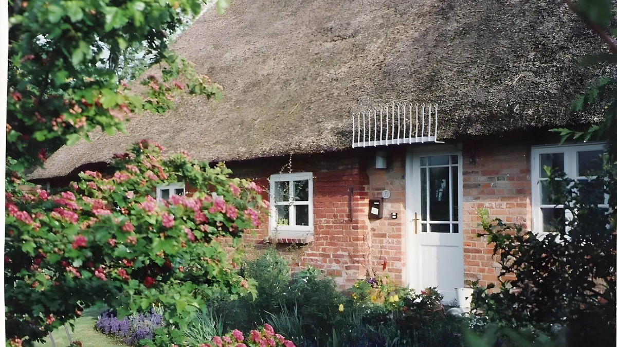 Struckum Apartment | Studio Apartment 'Friesenhaus Anke' with Shared Garden and Wi-Fi