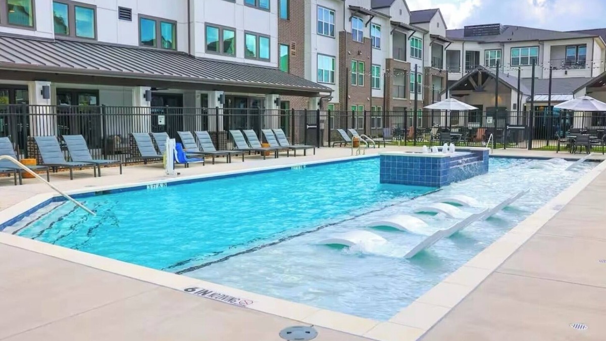 Sherman Apartment | Studio apartment in great location with pool, gym, washer/dryer, WiFi