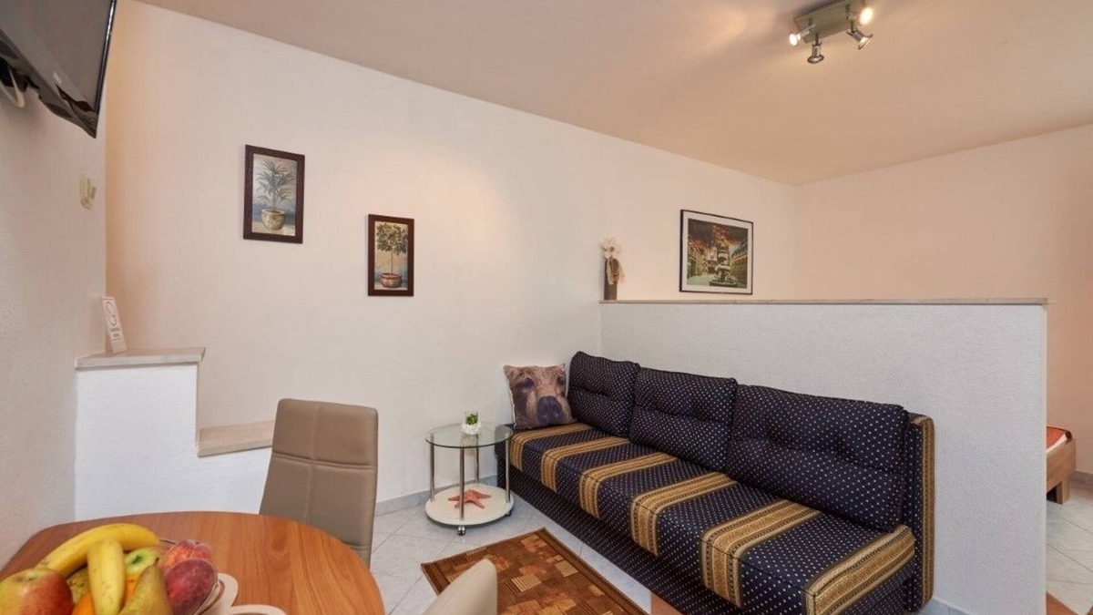 Municipality of Trogir Apartment | Studio apartment in Mastrinka with Loggia, Air condition, WIFI, Washing machine (5159-1)