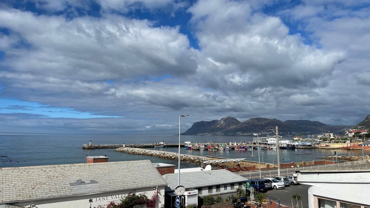 Kalk Bay Apartment | Studio apartment in the heart of Kalk Bay, 1 minute walk to the beach.