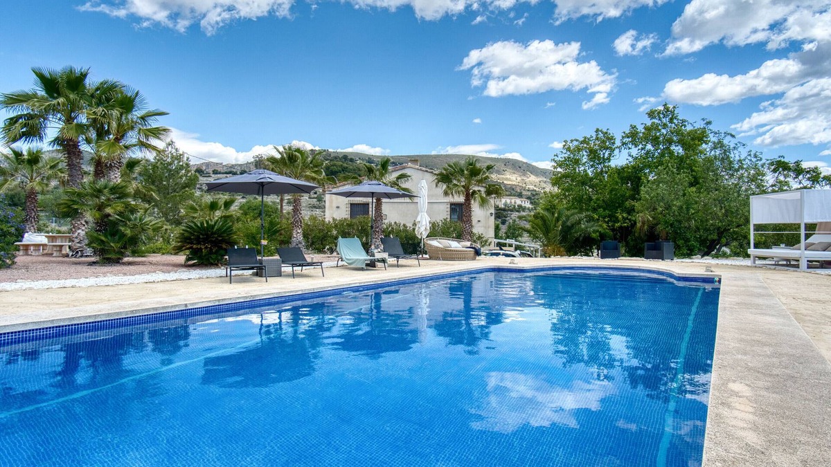 Jijona Apartment | Studio Apartment 'La Luna' with Mountain View, Wi-Fi and Air Conditioning
