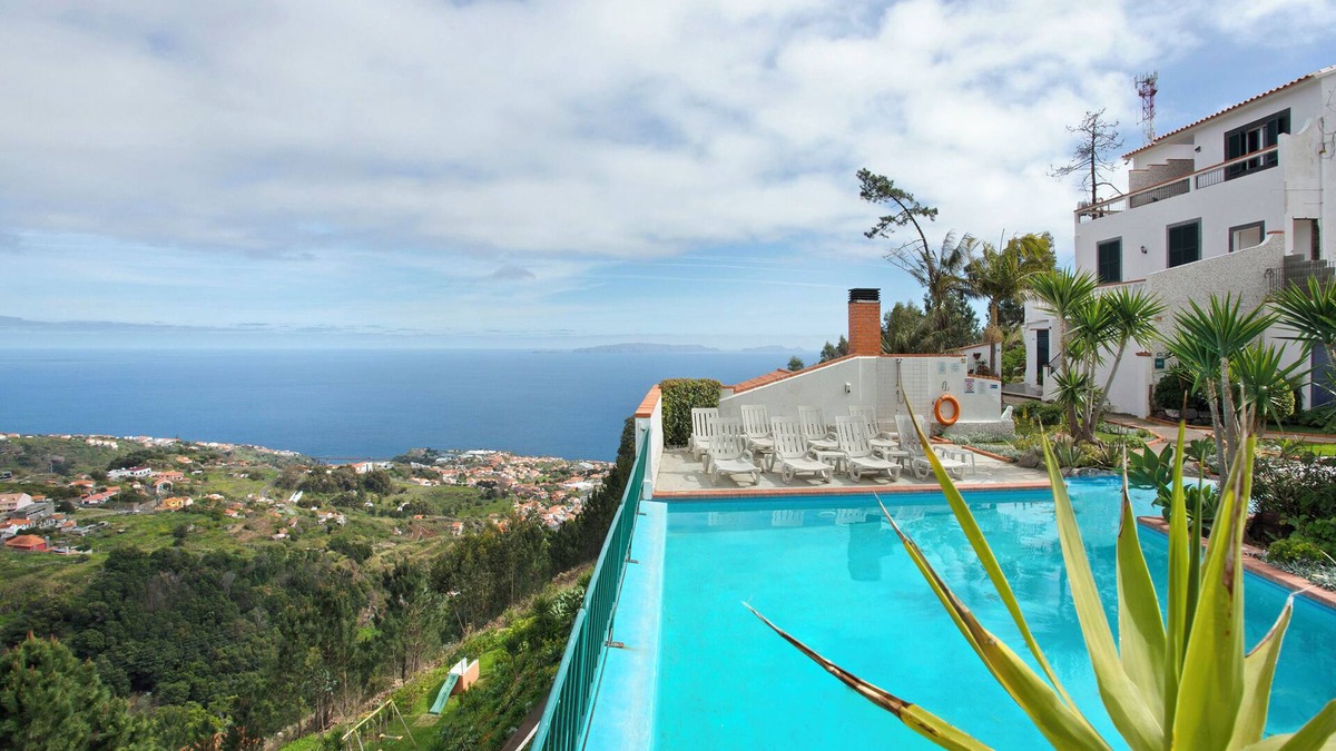 Canico Apartment | Studio Apartment 'Mountain' with Sea View, Shared Pool and Wi-Fi