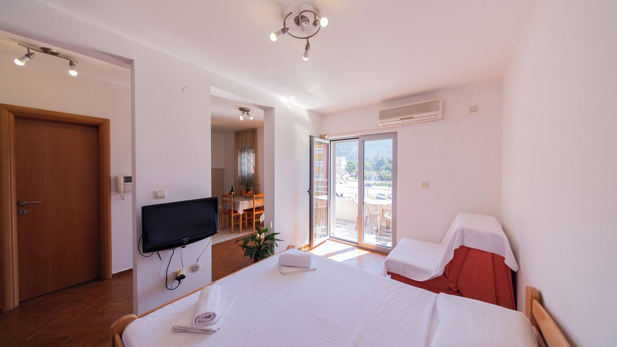 Maini Apartment | Studio Apt for 3 w/Balcony – Walking Distance to Beach No. 3