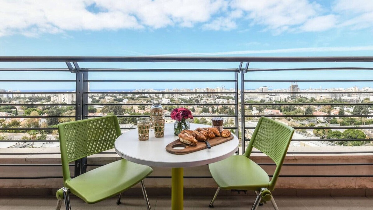 Tel Aviv Apartment | Studio apt w balcony and Kitchen