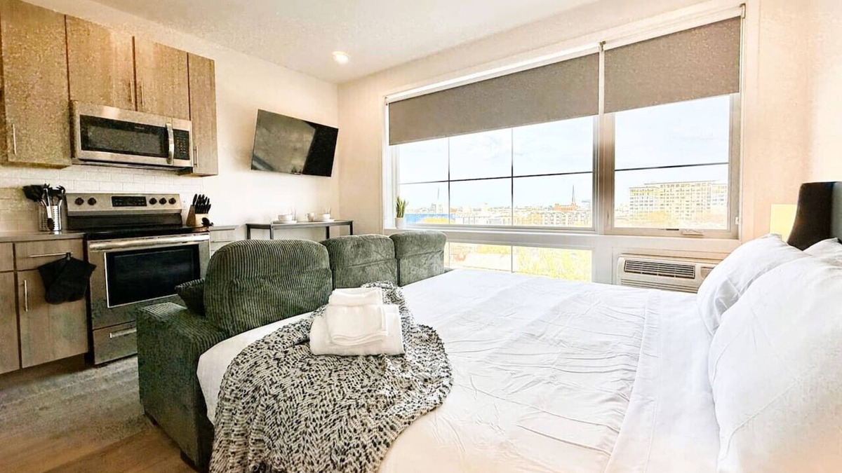 Poplar Apartment | Studio Apt with City View, Rooftop and Gym