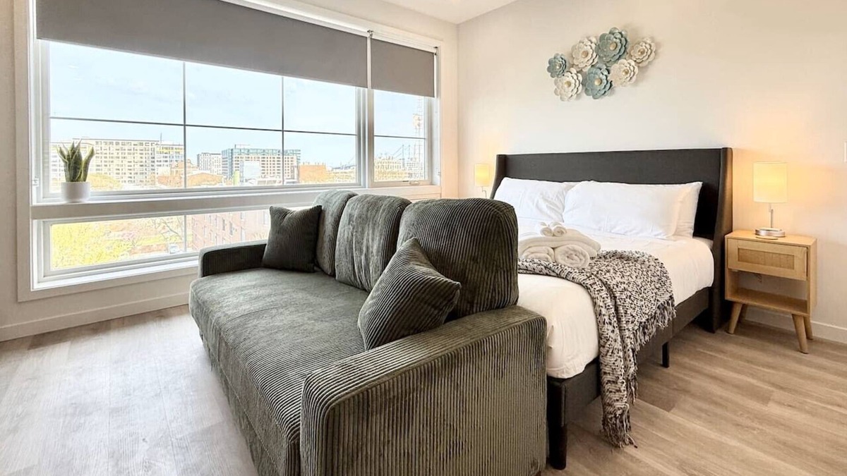 Poplar Apartment | Studio Apt with Skyline Views, King Bed, and Gym