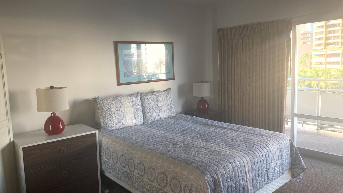 Honolulu Condo | Studio at the Famous Ilikai- just steps to the beach